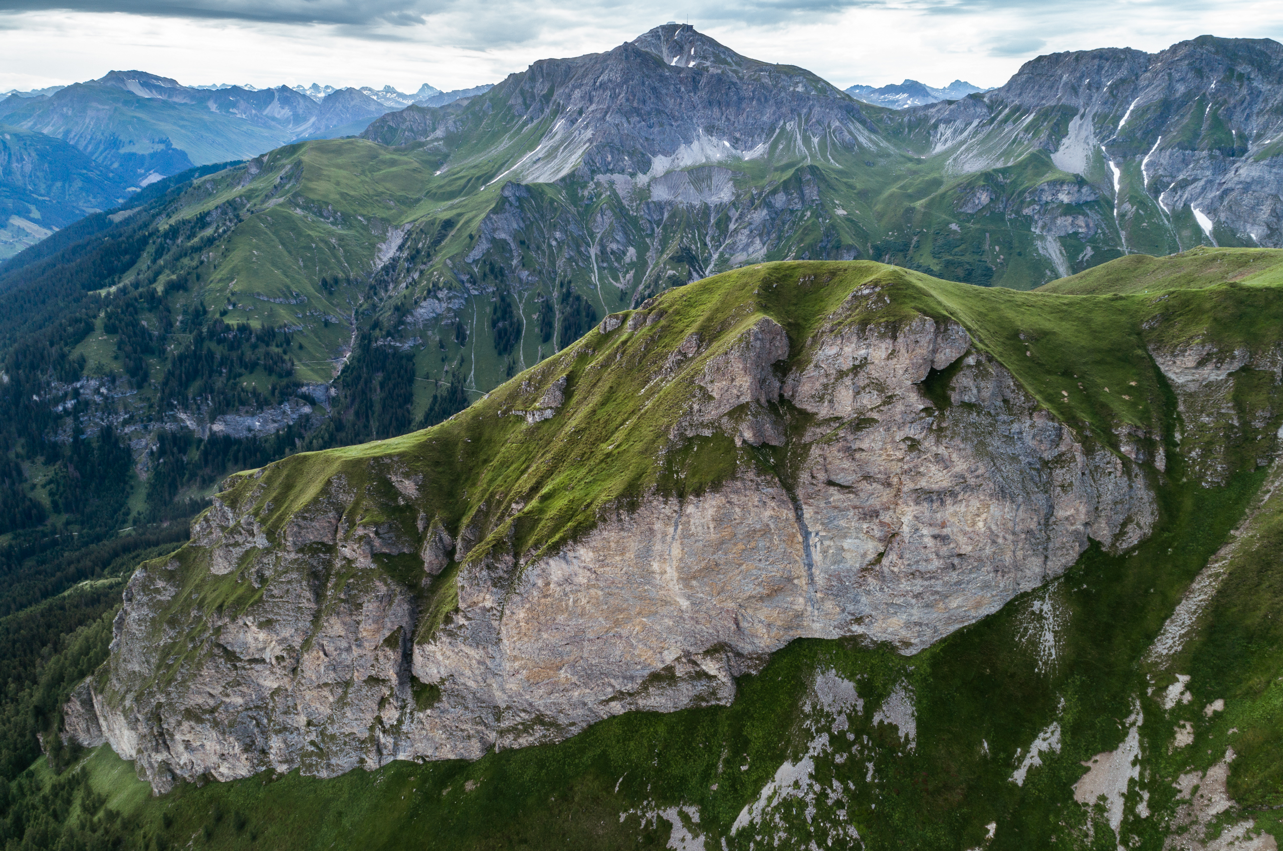 Bündner Berglandschaft mit Felsen und grünen Alpen – Passugger Mineralwasser aus Graubünden